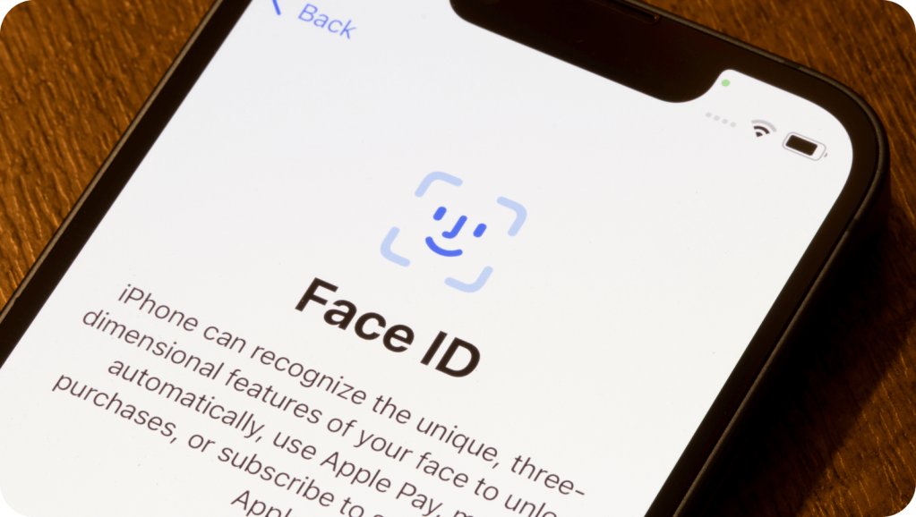 Apple adoptó el reconocimiento facial con el iPhone X en 2017, lo que cambió la percepción social sobre esta tecnología.
