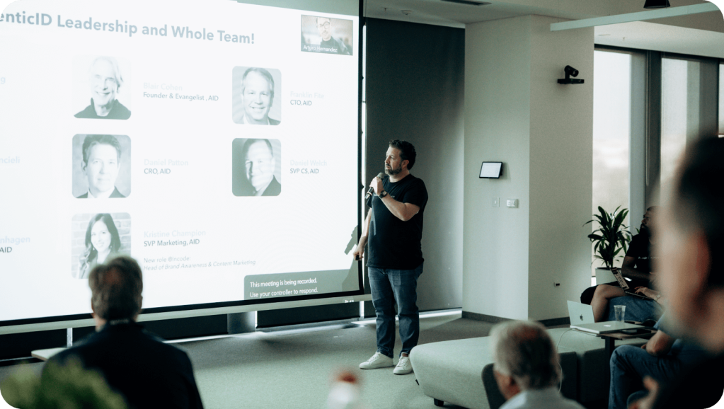 Ricardo Amper, fundador y CEO de Incode, dio la bienvenida al equipo de AuthenticID en la oficina de Incode en Belgrado, Serbia.